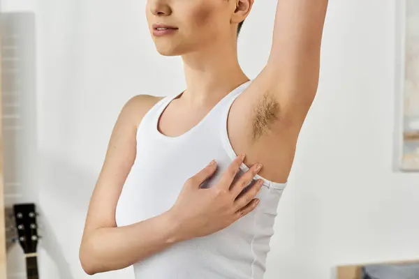A young woman embraces her natural beauty while expressing body positivity in a serene atmosphere. — Stock Photo