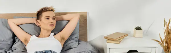 Une femme confiante se détend au lit, embrassant la positivité du corps dans un moment paisible. — Photo de stock