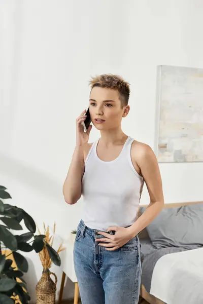A body positive woman excitedly chats on the phone in a serene, beautifully decorated space. — Stock Photo