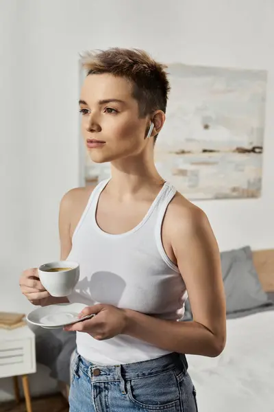 Beautiful woman radiates body positivity while savoring her coffee in a serene space. — Stock Photo