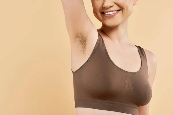Young woman showcases her natural beauty with confidence and embraces body positivity joyfully. — Stock Photo