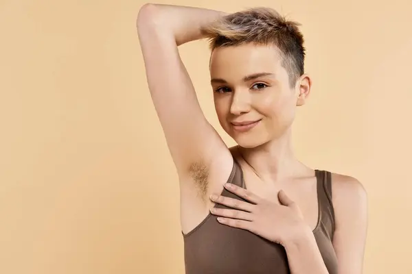Una bella donna esprime gioiosamente amore per se stessa mentre mostra il suo stile unico e la sua fiducia. — Foto stock