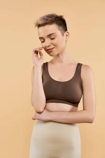 Una joven mujer emana confianza y belleza en un ambiente suave y edificante. - foto de stock