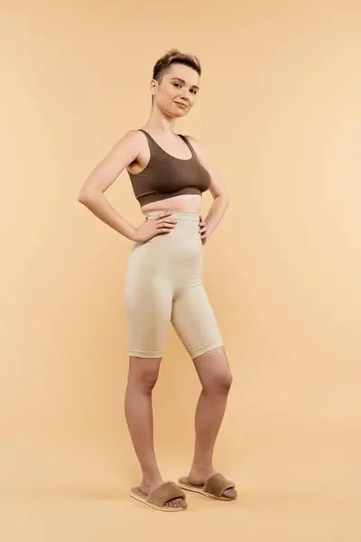 Eine selbstbewusste Frau posiert wunderschön in Activwear und zeigt Körperpositivität. — Stockfoto