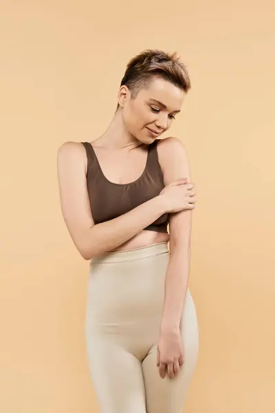 A young woman showcases her beauty and confidence with a radiant smile, embracing body positivity. — Stock Photo