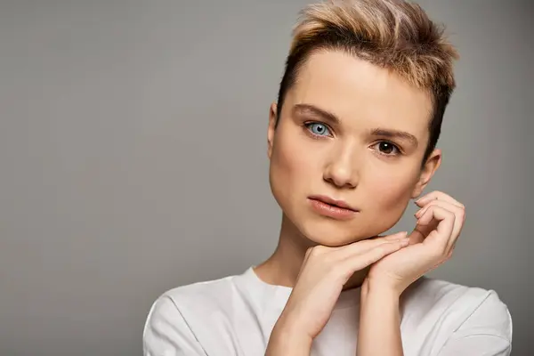Uma jovem mulher presença cativante reflete positividade corporal e autoconfiança neste momento. — Fotografia de Stock