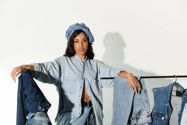 Schöne junge Frau präsentiert Sommermode in Jeans und posiert selbstbewusst. — Stockfoto