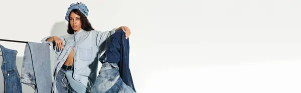 Helle Sommerstimmung geht von einer schönen jungen Frau aus, wenn sie trendige Jeans-Outfits zur Schau stellt. — Stockfoto
