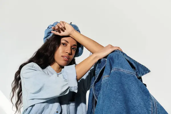 A beautiful woman enjoys summer, radiating style in trendy denim, exuding confidence and charm. — Stock Photo
