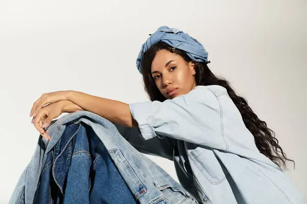 Stunning young woman confidently poses with denim jackets, exuding summer fashion vibes and style. — Stock Photo