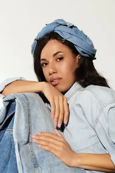 Une jeune femme dépeint sans effort l'élégance estivale, ornée de vêtements en denim et d'un casque chic. — Photo de stock
