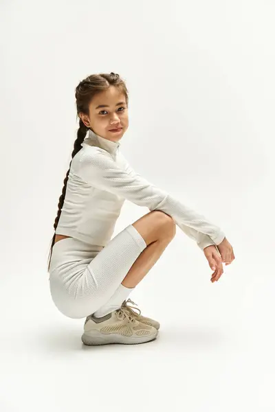 Adatto ragazza asiatica posa con fiducia in abbigliamento sportivo elegante, incarnando energia giovanile e grazia. — Foto stock