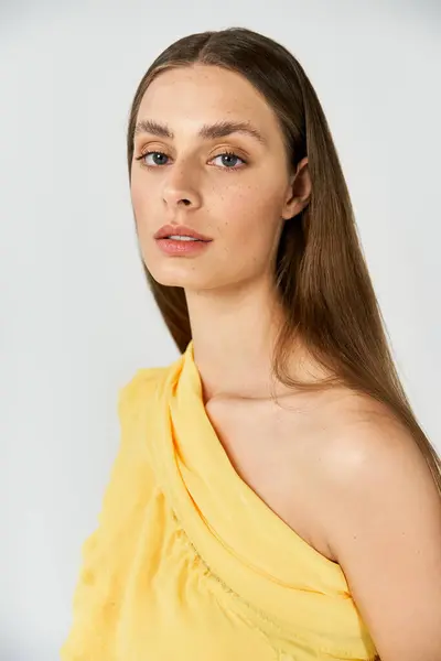 Bright colors bring out the beauty of this young woman as she poses elegantly during summer. — Stock Photo