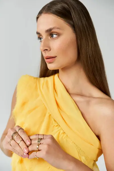 Una mujer elegante muestra su traje de verano con estilo y joyas elegantes con confianza. - foto de stock