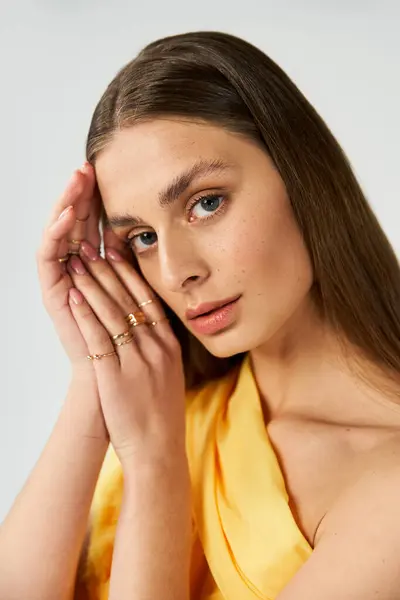Mujer joven muestra su estilo de verano con una sonrisa brillante y una pose elegante, cautivando a todos. - foto de stock
