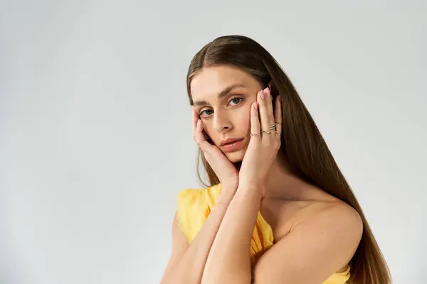 Une femme gracieuse rayonne de beauté et de confiance dans ses cheveux longs et sa tenue d'été. — Photo de stock