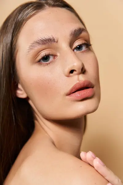 A stunning woman with flawless skin poses, showcasing her natural beauty and confidence. — Stock Photo