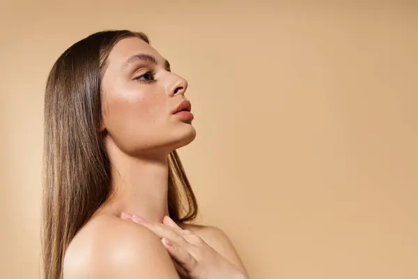 Giovane bella donna posa con grazia con espressione calma e postura elegante in toni caldi — Foto stock