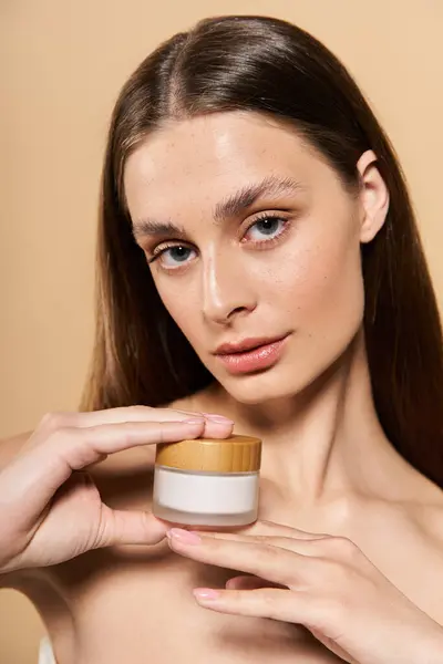 Schöne junge Frau mit einem Hautpflegegefäß, die Charme und sommerliche Stimmung ausstrahlt. — Stockfoto