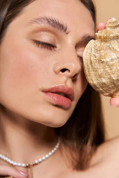 A striking young woman with natural beauty embraces the warmth of summer and natures treasures. — Stock Photo