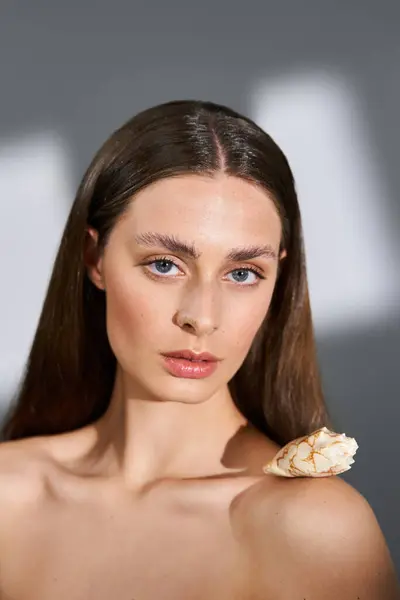 A young woman highlights her beauty with striking features and a stylish accessory. — Stock Photo