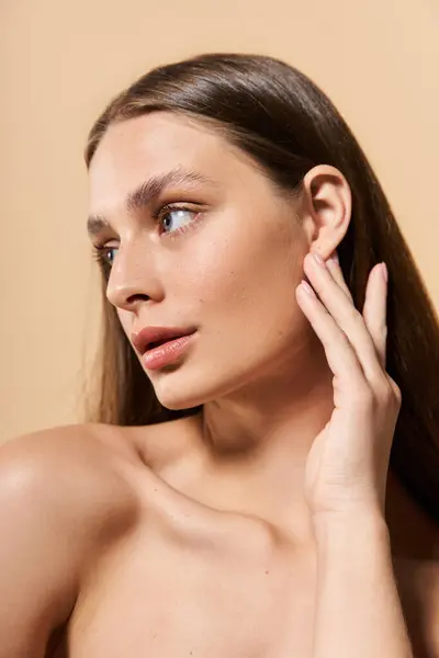 Une jeune femme étonnante pose gracieusement, exsudant un charme dans un cadre doux et chaleureux, incarnant l'été. — Photo de stock