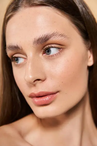 A young woman with flawless skin and elegant features captures the essence of summer fashion. — Stock Photo