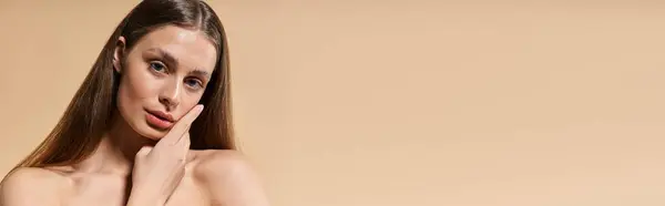 A graceful young woman with long hair poses confidently, showcasing her natural beauty and style. — Stock Photo
