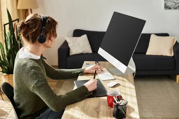 Ein engagierter Student konzentriert sich auf seine Arbeit zu Hause, umgeben von einer warmen und einladenden Atmosphäre. — Stockfoto