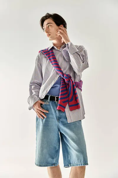 Una giovane persona alla moda non binaria mette in mostra uno stile unico con colori vivaci e fiducia. — Foto stock