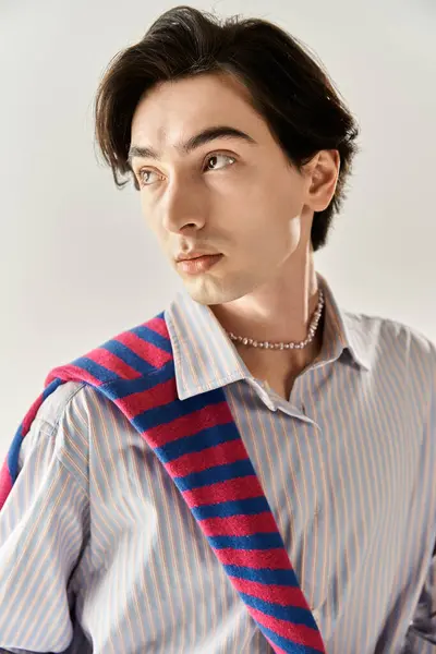 Um jovem indivíduo não binário mostra um senso de moda único com confiança e estilo. — Fotografia de Stock