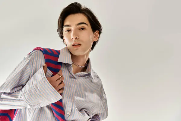 A young non binary person expresses unique fashion sense with confidence and pride. — Stock Photo