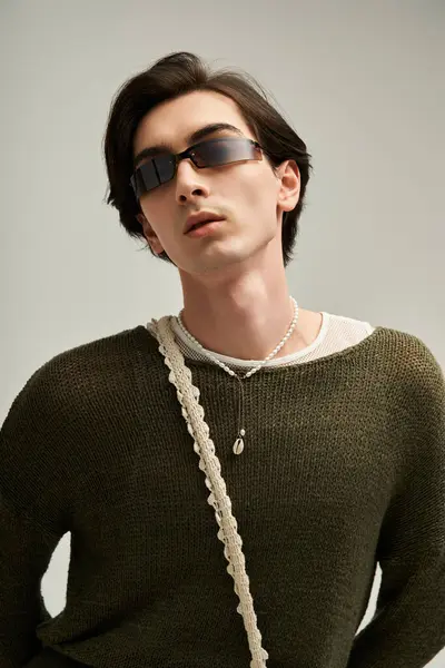 Un individuo non binario mette in mostra abbigliamento alla moda, unendo comfort ed espressione vibrante senza soluzione di continuità. — Foto stock