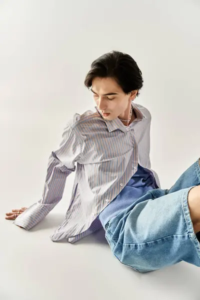 Una persona no binaria de moda muestra su estilo único en un espacio minimalista. - foto de stock