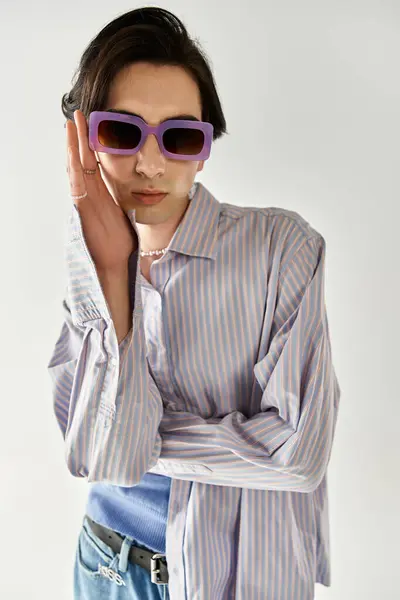 A young non-binary person expresses individuality through bold fashion choices and colors. — Stock Photo