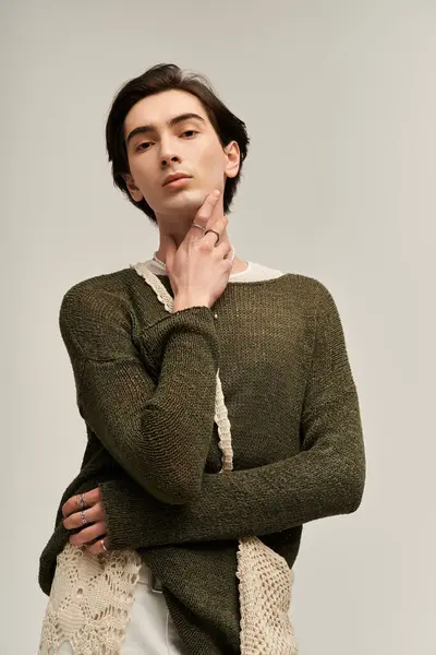 Una persona elegante non binaria posa con fiducia in un vestito alla moda. — Foto stock