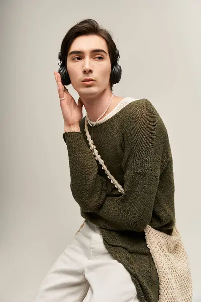 Una persona con estilo muestra confianza y estilo a través de sus opciones de moda. - foto de stock
