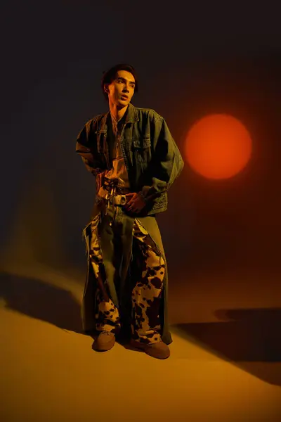 Jeune personne non binaire met en valeur la mode dans une atmosphère de coucher de soleil frappante. — Photo de stock
