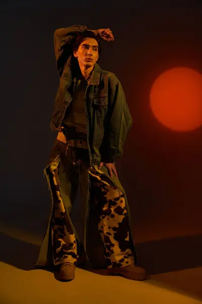 Posant en toute confiance dans un contexte vibrant, cette personne incarne un style et une identité uniques. — Photo de stock