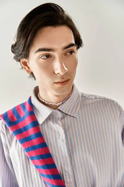 Eine junge nicht-binäre Person umarmt ihre Identität mit lebendiger Mode und einzigartigen Accessoires. — Stockfoto