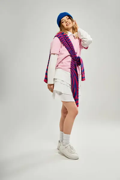 Eine junge Frau zeigt ihren Sinn für Mode in einem trendigen Outfit, das Zuversicht und Freude ausstrahlt. — Stockfoto