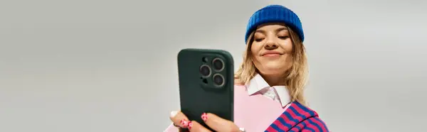 Confident young woman captures a moment while dressed in a trendy outfit and beanie hat, banner — Stock Photo
