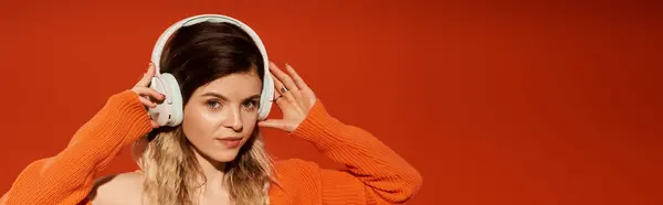 Bella giovane donna indossa un vestito alla moda durante l'ascolto di musica con le cuffie, banner — Foto stock