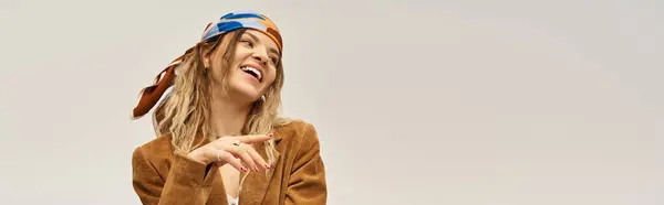 Una bella giovane donna irradia gioia mentre mostra il suo vestito alla moda e lo stile fiducioso. — Foto stock