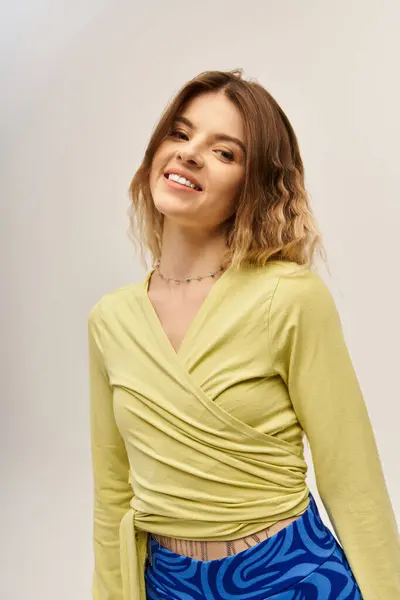 A beautiful young woman poses gracefully in a stylish outfit, showcasing her fashion sense. — Stock Photo