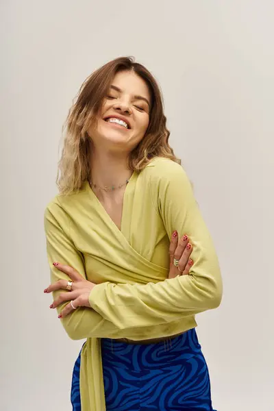 Una joven muestra su atuendo de moda con una sonrisa alegre, emanando estilo y energía. - foto de stock