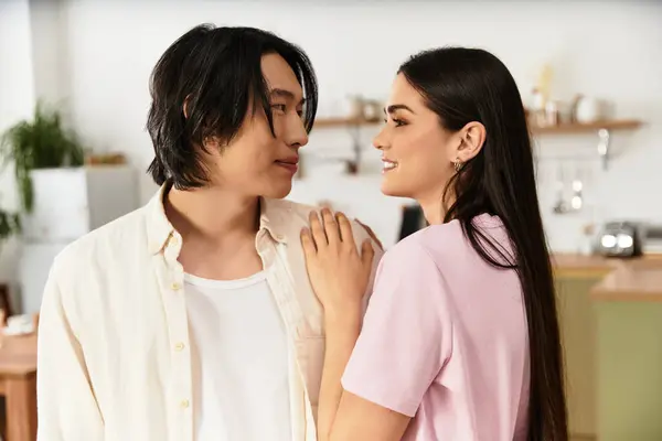 Ein Paar umarmt sich liebevoll in seinem einladenden Zuhause und strahlt Wärme und Zuneigung aus. — Stockfoto