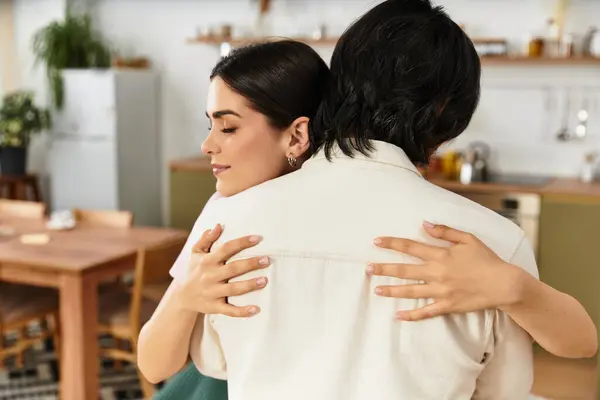 Ein Paar genießt eine innige Umarmung in seinem einladenden Wohnraum und strahlt Liebe und Verbundenheit aus. — Stockfoto