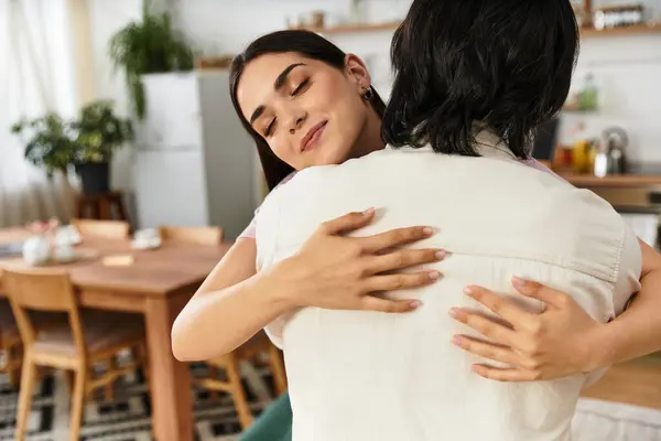 Warme und liebevolle Umarmung eines Paares in ihrem komfortablen Zuhause, das Liebe ausstrahlt. — Stockfoto