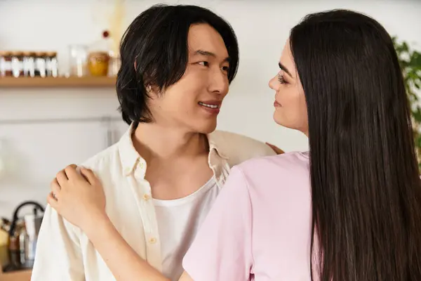 Ein Paar umarmt sich herzlich in seinem einladenden Zuhause und teilt einen zärtlichen Moment der Verbundenheit und Liebe. — Stockfoto